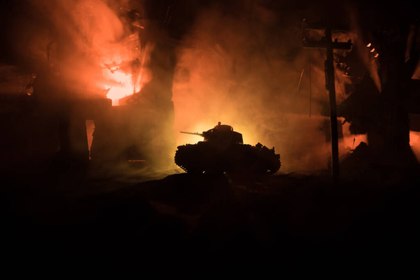 Έννοια πολέμου. Στρατιωτικές σιλουέτες καταπολέμηση σκηνή στο φόντο ομίχλη του πολέμου ουρανό, Στρατιώτες του Παγκοσμίου Πολέμου Σιλουέτα κάτω από συννεφιά Skyline τη νύχτα. Μάχη στην κατεστραμμένη πόλη. Επιλεκτική εστίαση - Φωτογραφία, εικόνα