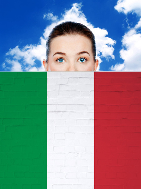 イタリアの国旗と壁の背後にある女性の顔 - 写真・画像