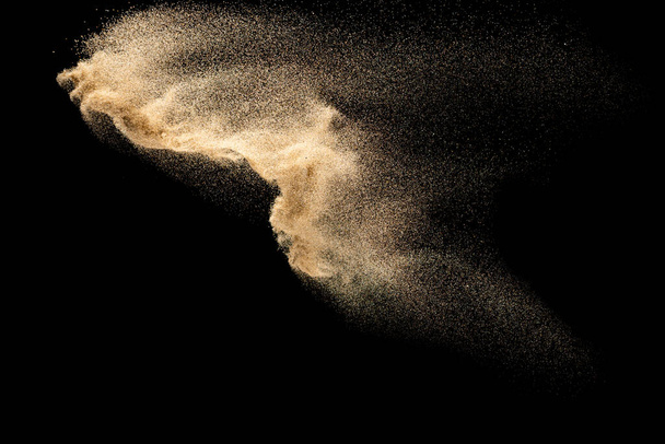 Száraz folyó homok robbanás.Barna színű homok splash ellen fekete háttér. - Fotó, kép
