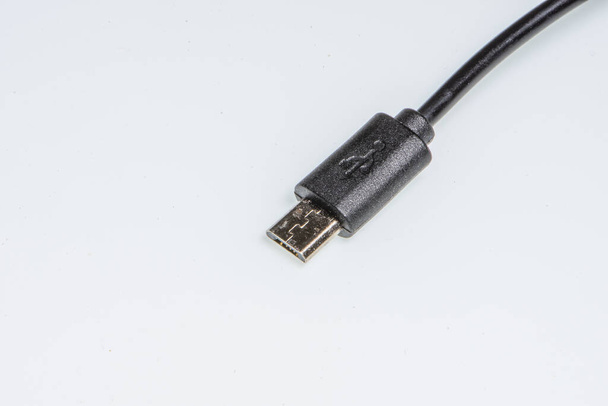 detalhe de um conector micro usb preto em um fundo branco
 - Foto, Imagem