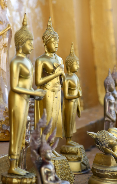 Statues de bouddha en or debout au temple Wangvivagegaram, Karnjana
 - Photo, image