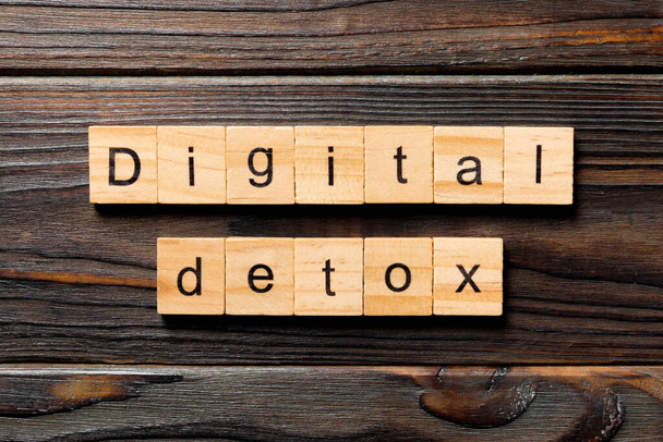 Palabra digital Detox escrita en bloque de madera. Texto de desintoxicación digital sobre la mesa, concepto. - Foto, imagen