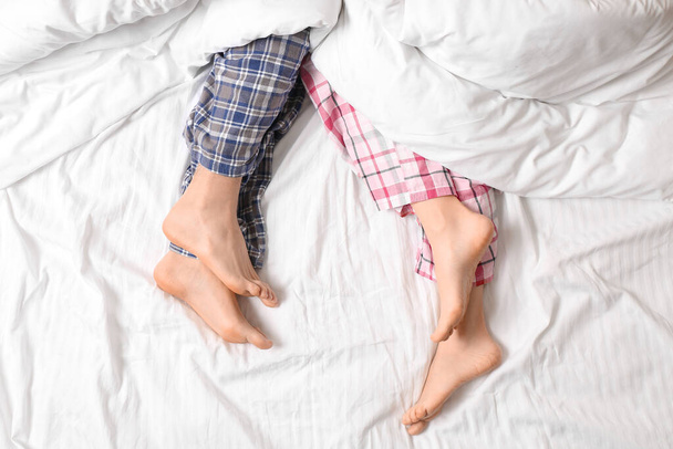 Junges Paar liegt im Bett, Draufsicht - Foto, Bild