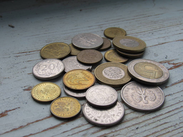 poets munten op de houten achtergrond - Foto, afbeelding