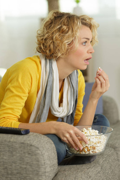 shocked woman at home watching something on tv - Foto, Imagem