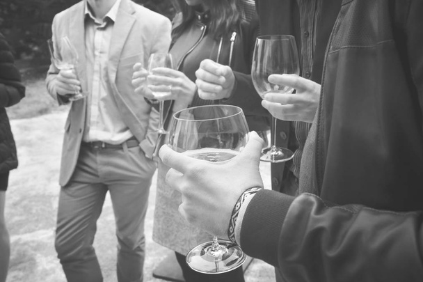 Hintergrundbild von Menschen Wein trinken, Schwarz-Weiß-Gruppe von Freunden ist Geselligkeit im Freien - Foto, Bild