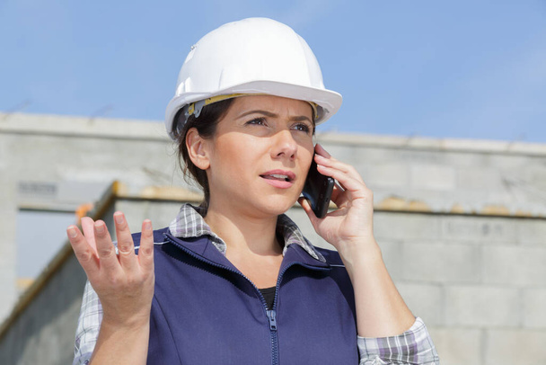 attractive woman engineer works on a construction site - Foto, afbeelding