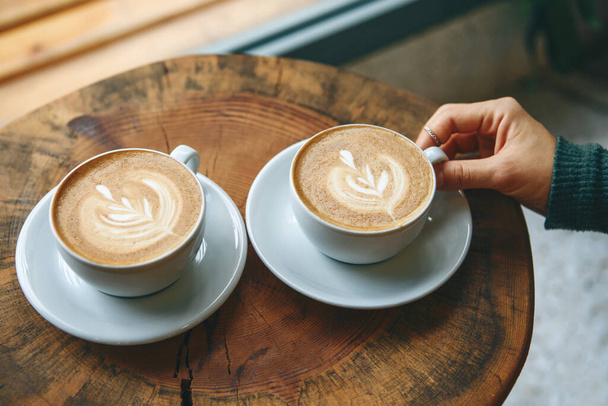 Tazze di cappuccino aromatico al caffè - Foto, immagini