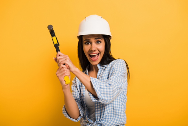 innoissaan nainen manuaalinen työntekijä kypärä tilalla vasara keltainen
  - Valokuva, kuva