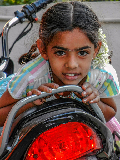 Lindo indio niña ajuste en bicicleta
 - Foto, Imagen