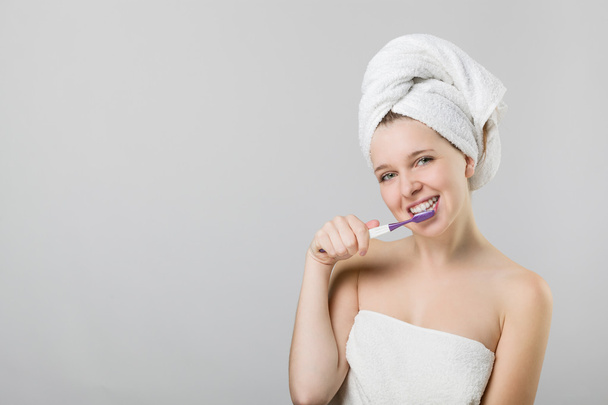 Belle jeune fille se brossant les dents
 - Photo, image