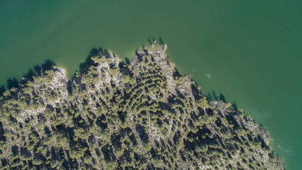 Lago em Espanha, na região de Múrcia e no meio da natureza com floresta
 - Foto, Imagem