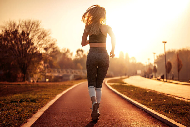 Allenamento di jogging e sport concetto di stile di vita sano. Concetto di allenamento fitness donna
. - Foto, immagini
