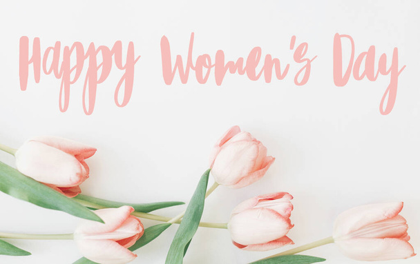 Happy womens day. Happy women's day text on pink tulips, floral greeting card. Stylish tender image. Handwritten lettering. International women day, 8 march - Foto, imagen