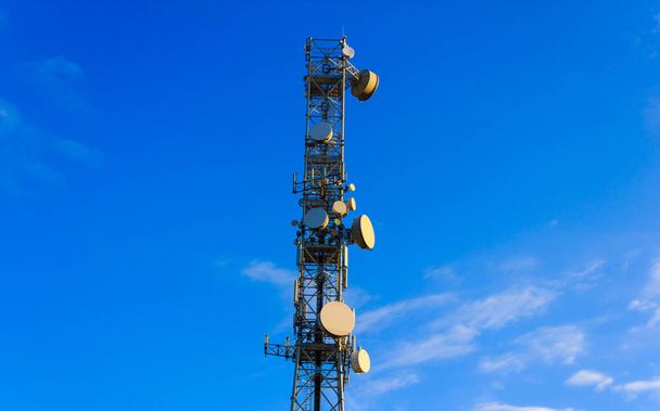 Mobiele communicatietoren / -toren met bedieningsorganen en antennes, zenders en repeaters voor mobiele communicatie en internet - Foto, afbeelding