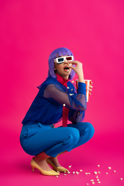 bella ragazza pop art in parrucca viola e occhiali 3d mangiare popcorn, su rosa
 - Foto, immagini