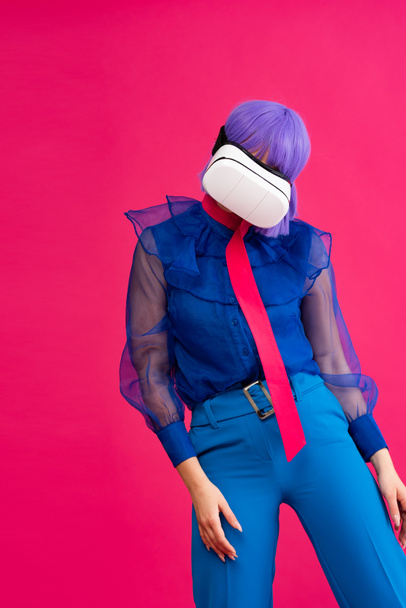 pop art lány kék blúz és lila paróka segítségével virtuális valóság headset, elszigetelt rózsaszín - Fotó, kép