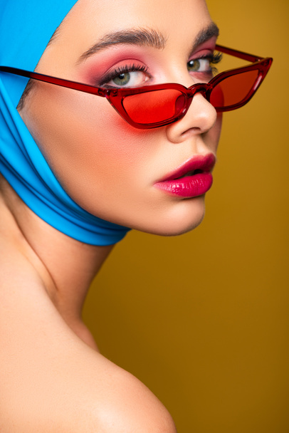 hermosa chica de moda en bufanda de moda y gafas de sol rojas, aislado en amarillo
 - Foto, Imagen
