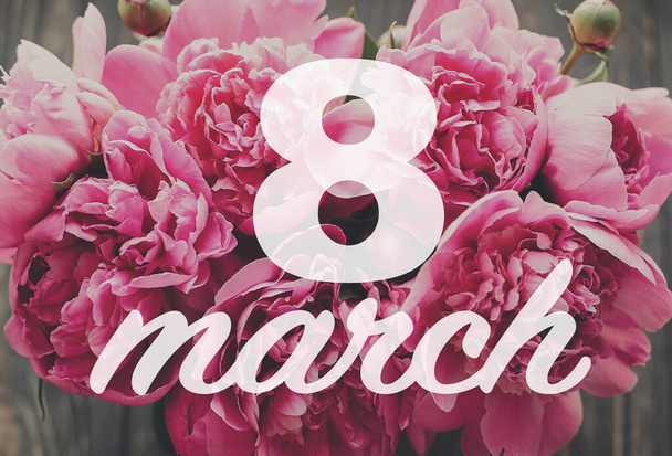 Text 8. března. 8 březen písmo na stylové růžové a bílé pivoňkové květy kytice. Šťastný den žen. Květinový pozdrav. Krásné pivoňkové květiny, něžná image. Mezinárodní den žen - Fotografie, Obrázek