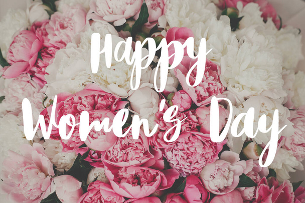 С Днем Женщин. Счастливого женского дня с надписью на стильных розовых пионах. Цветочная открытка. Красивые пионские цветы, нежный образ. 8 марта. Международный женский день
 - Фото, изображение