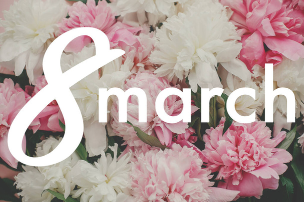 8 Μαρτίου. 8 Μαρτίου γράμματα σε κομψό ροζ και λευκό λουλούδι παιώνιος μπουκέτο. Ευτυχισμένη μέρα γυναικών. Floral ευχετήρια κάρτα. Όμορφα λουλούδια παιώνιας, τρυφερή εικόνα. Διεθνής Ημέρα της Γυναίκας - Φωτογραφία, εικόνα