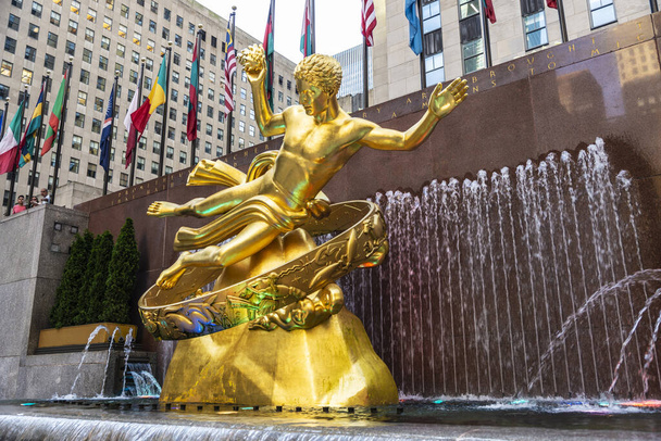 New York City, USA - August 3, 2018: Prometheus is a gilded, cast bronze sculpture by Paul Manship, located above the lower plaza at Rockefeller Center in Manhattan, New York City, USA - Foto, immagini