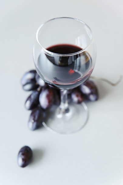 Grapes and a glass of white wine - 写真・画像