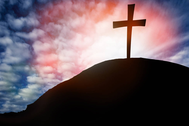 Silhueta cruz no Calvário montanha pôr do sol fundo. Conceito de Páscoa - Foto, Imagem