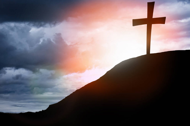 Siluetti risti Golgatalla vuoren auringonlaskun taustalla. Pääsiäisen käsite - Valokuva, kuva