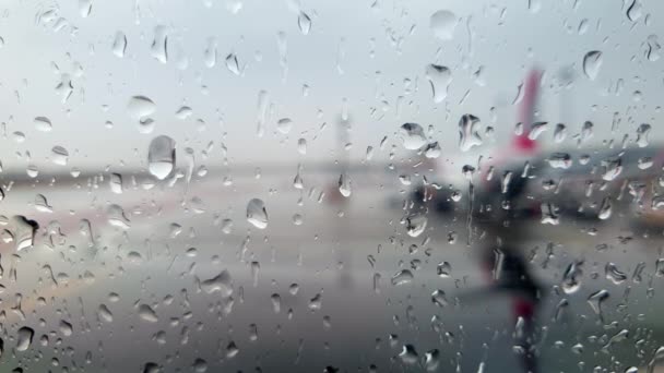 4k πλάνα από αεροπλάνα που οδηγούσαν στο αεροδρόμιο κατά τη διάρκεια καταιγίδας - Πλάνα, βίντεο