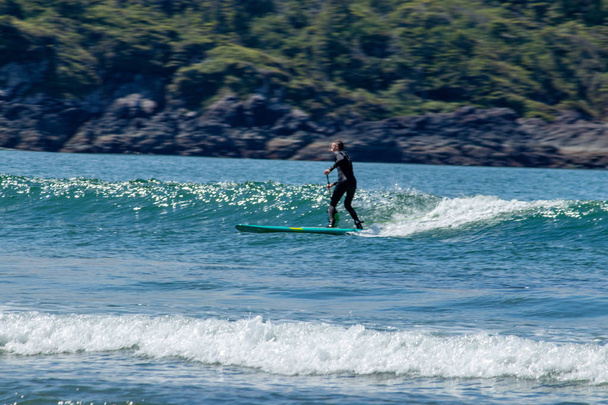 Riding the waves is harder than it appears - Tofino, Vancouver Island, BC, Canada - 写真・画像