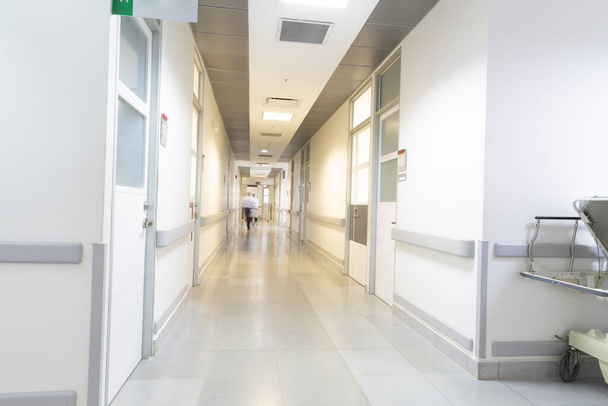 Інтер'єр коридору всередині сучасної лікарні, чистий і охайний
 - Фото, зображення