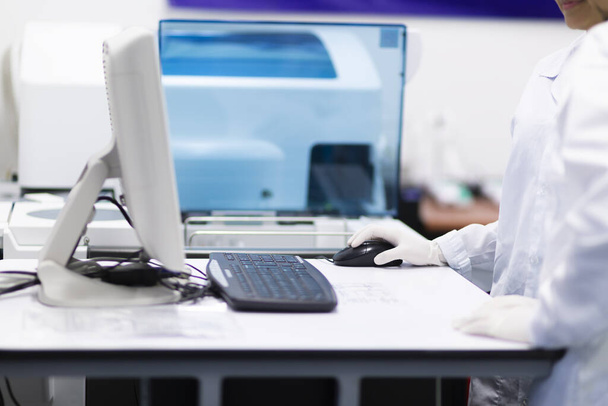 Γυναικεία νοσοκόμα που εργάζεται σε φορητό υπολογιστή στο εργαστήριο - Φωτογραφία, εικόνα