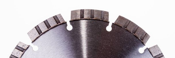 Алмазный режущий диск для бетона изолирован. Панорамное изображение
 - Фото, изображение