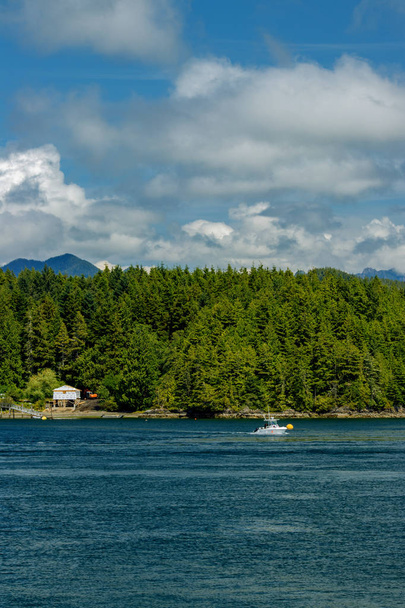 Camping avec des bateaux de plaisance près de Tofino - Tofino, Île de Vancouver, BC, Canada
 - Photo, image