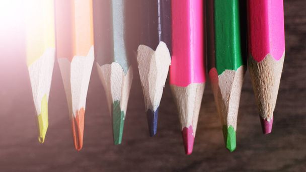 Beyaz arkaplanda renk tekerleği renklerine göre düzenlenmiş renkli kalemler - Fotoğraf, Görsel