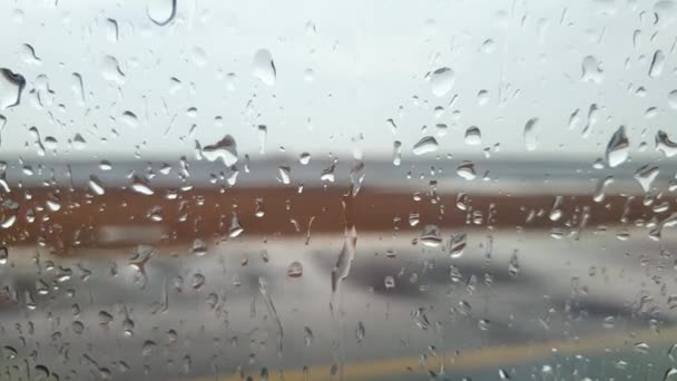 4k video of airplane landing and driving on runway during heavy rain storm - Πλάνα, βίντεο