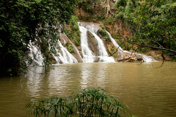 La cascade connue sous le nom de Cachoeira Paraiso do Cerrado situé près de la ville de Mambia et Damianopolis dans l'État de Goias, Brésil
.  - Photo, image