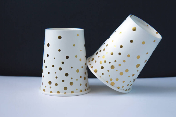 Две бумажные чашки
 - Фото, изображение