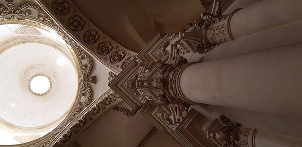 Pouilles, Italie - détail de l'intérieur de l'ancienne église d'architecture
 - Photo, image