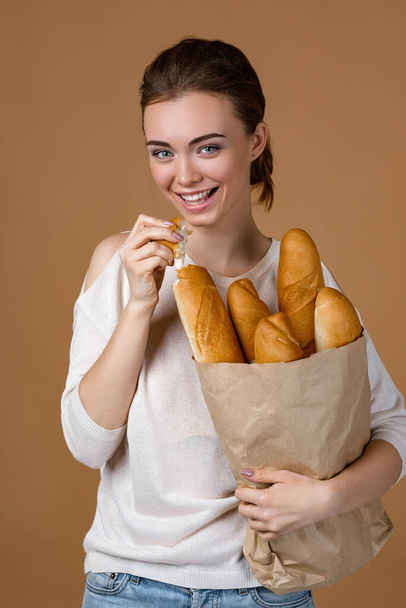 young woman holding bread - Foto, Imagen