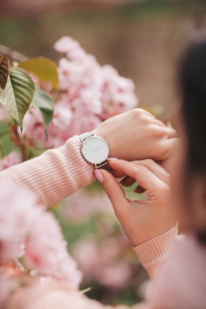 Stylish watch on woman hand - Foto, afbeelding