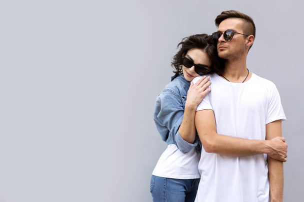 fashion couple posing on a gray background in the street - Fotografie, Obrázek