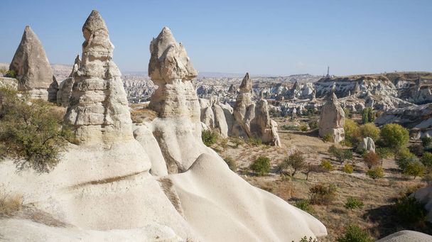 Erstaunliche Landschaft mit seltsamen Sandsteinfelsen in Kappadokien, Türkei. - Foto, Bild