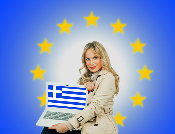 laptop ile Yunanistan bayrak tutan kadın - Fotoğraf, Görsel