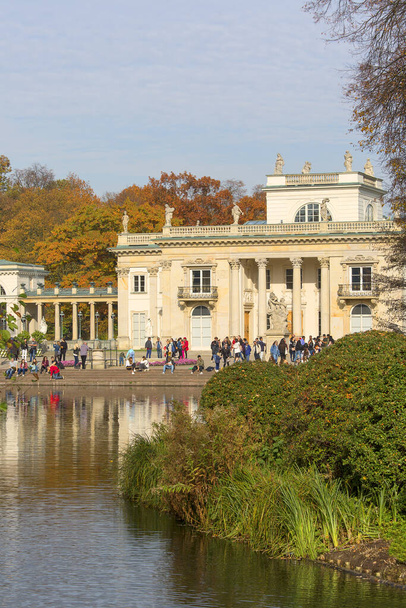 Warschau, Polen - 19 oktober 2019: Paleis op het eiland, Badpaleis, classicistisch paleis in het Royal Baths Park van Warschau, Lazienki Warszawskie - Foto, afbeelding