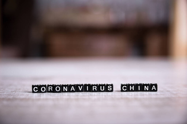 что такое коронавирусное слово, написанное на деревянном блоке. Что такое коронавирус текст на деревянном столе для вашего дезинга, концепция коронавируса сверху. - Фото, изображение