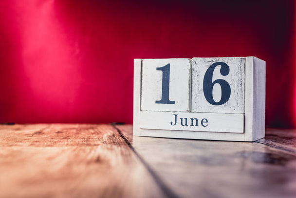 16. června. 16. den v měsíci, kalendář na stole obchodní kanceláře, pracoviště s živým hnědočerveným pozadím. Letní čas - Fotografie, Obrázek