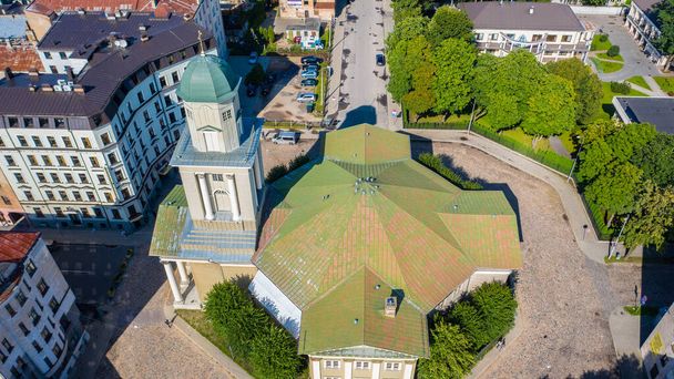 Рига, Латвія 8 липня 2019: Повітряний вид фото з панорамного дрона до Ісуса Євангелічно-лютеранської церкви, Рига, Латвія  - Фото, зображення