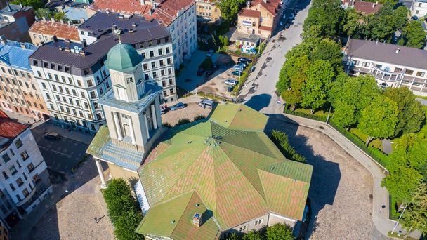 Ρίγα, Λετονία 8 Ιουλίου 2019: Αεροφωτογραφία από ιπτάμενο drone panoramic στην Ευαγγελική Λουθηρανική Εκκλησία του Ιησού, Ρίγα, Λετονία  - Φωτογραφία, εικόνα